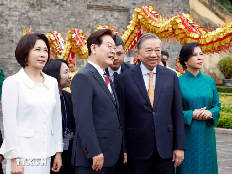 Tổng Bí thư, Chủ tịch nước Tô Lâm và Phu nhân Ngô Phương Ly cùng Tổng thống Hàn Quốc Lee Jae Myung và Phu nhân Kim Hye Kyung tại Hoàng Thành Thăng Long. Ảnh: TTXVN