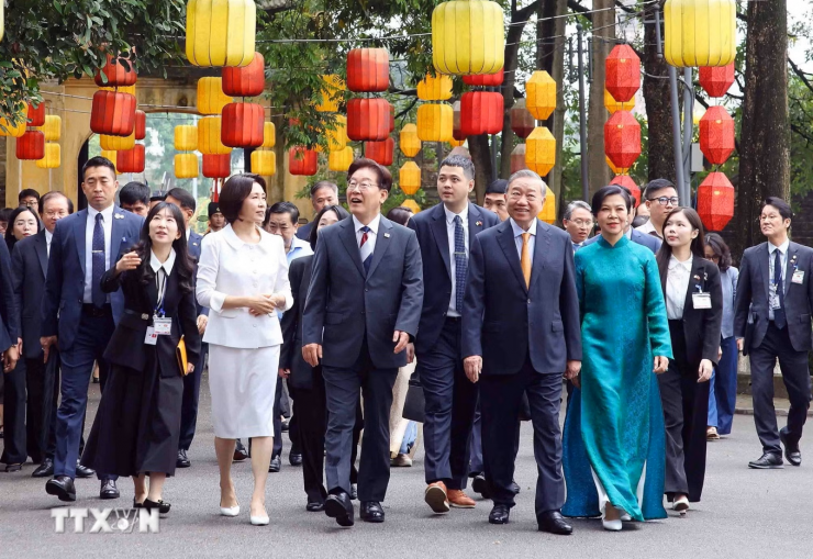 Tổng Bí thư, Chủ tịch nước Tô Lâm và Phu nhân Ngô Phương Ly cùng Tổng thống Hàn Quốc Lee Jae Myung và Phu nhân Kim Hye Kyung tham quan Hoàng Thành Thăng Long. Ảnh: TTXVN