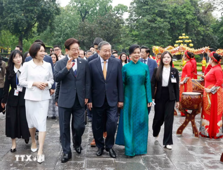 Tổng Bí thư, Chủ tịch nước Tô Lâm và Phu nhân Ngô Phương Ly cùng Tổng thống Hàn Quốc Lee Jae Myung và Phu nhân Kim Hye Kyung tham quan Hoàng Thành Thăng Long. Ảnh: TTXVN