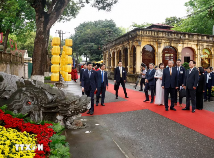 Tổng Bí thư, Chủ tịch nước Tô Lâm và Tổng thống Hàn Quốc Lee Jae Myung nghe giới thiệu về lịch sử và ý nghĩa của Thành bậc rồng đá Điện Kính Thiên. Ảnh: TTXVN