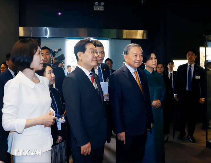 Tổng Bí thư, Chủ tịch nước Tô Lâm và Phu nhân Ngô Phương Ly cùng Tổng thống Hàn Quốc Lee Jae Myung và Phu nhân Kim Hye Kyung tham quan Phòng Trưng bày Thăng Long-Hà Nội. Ảnh: TTXVN