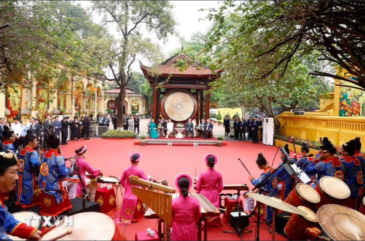 Chương trình biểu diễn nghệ thuật chào mừng Tổng thống Hàn Quốc Lee Jae Myung và Phu nhân do Tổng Bí thư, Chủ tịch nước Tô Lâm và Phu nhân Ngô Phương Ly chủ trì. Ảnh: TTXVN