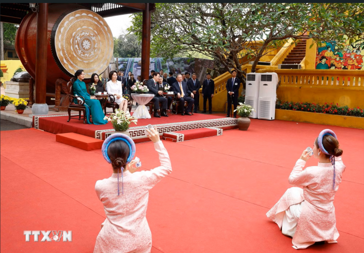 Tổng Bí thư, Chủ tịch nước Tô Lâm và Phu nhân Ngô Phương Ly cùng Tổng thống Hàn Quốc Lee Jae Myung và Phu nhân Kim Hye Kyung thưởng thức chương trình biểu diễn nghệ thuật chào mừng. Ảnh: TTXVN
