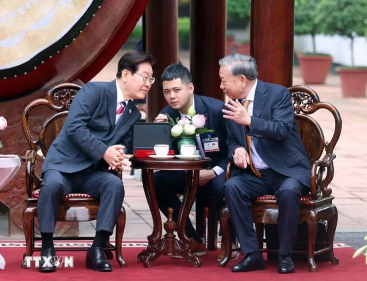 Tổng Bí thư, Chủ tịch nước Tô Lâm nói chuyện thân mật với Tổng thống Hàn Quốc Lee Jae Myung. Ảnh: TTXVN