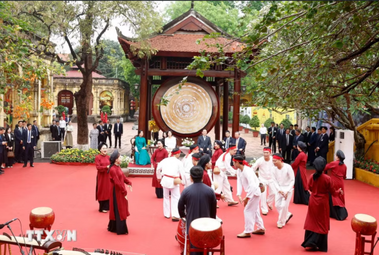 Chương trình biểu diễn nghệ thuật chào mừng Tổng thống Hàn Quốc Lee Jae Myung và Phu nhân do Tổng Bí thư, Chủ tịch nước Tô Lâm và Phu nhân Ngô Phương Ly chủ trì. Ảnh: TTXVN