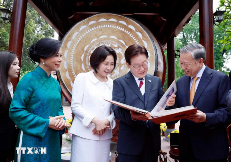 Tổng Bí thư, Chủ tịch nước Tô Lâm và Phu nhân Ngô Phương Ly trân trọng trao tặng Tổng thống Hàn Quốc Lee Jae Myung và Phu nhân Kim Hye Kyung cuốn album ảnh về chuyến thăm của Tổng thống Hàn Quốc và Phu nhân đến Việt Nam. Ảnh: TTXVN