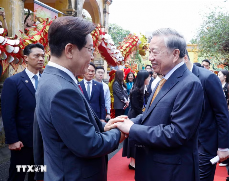 Tổng Bí thư, Chủ tịch nước Tô Lâm tiễn Tổng thống Hàn Quốc Lee Jae Myung. Ảnh: TTXVN