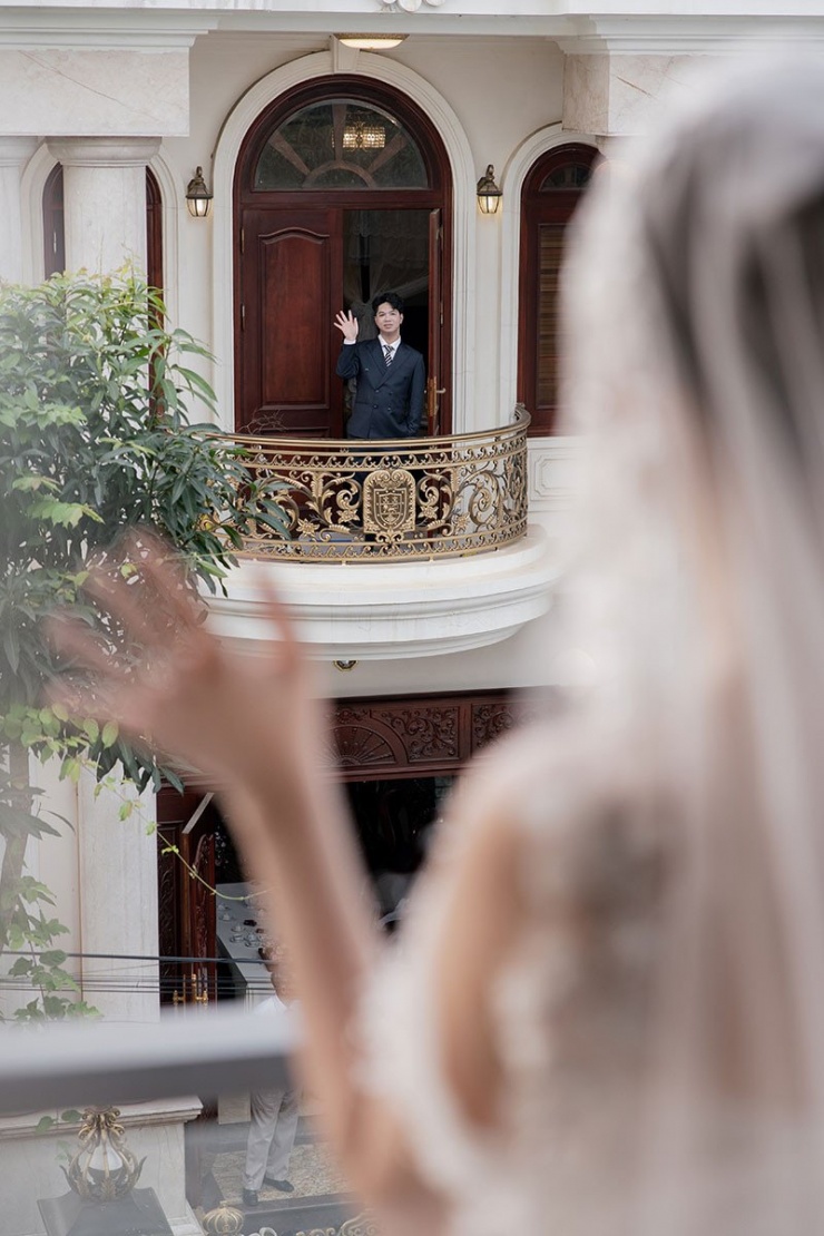 Nhà Tùng và Thảo ở đối diện nhau. Khoảnh khắc thú vị trong ngày cưới của cặp đôi thu hút sự chú ý của mọi người&nbsp;