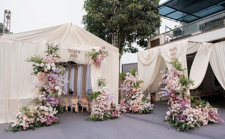 Rạp cưới nhà trai dựng cạnh cổng cưới nhà gái&nbsp;