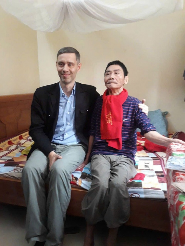 Khoảnh khắc anh Jan đến nhà thăm ông Hữu Ngà - bố chị Lý&nbsp;