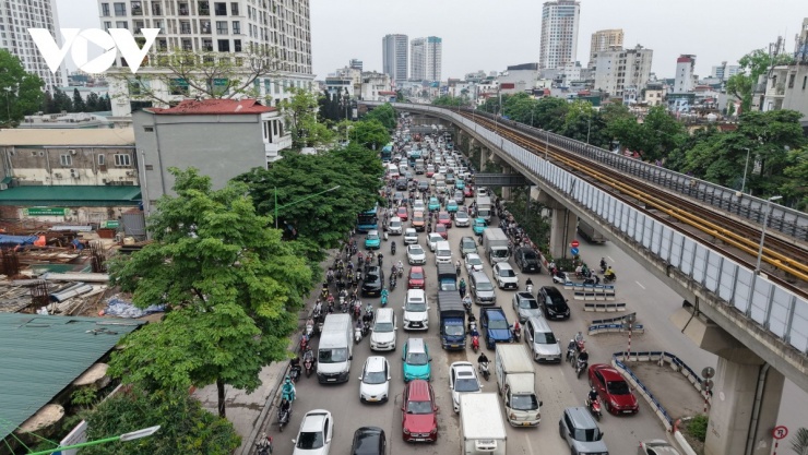 Ngày làm việc cuối trước kỳ nghỉ lễ Giỗ Tổ Hùng Vương, theo ghi nhận của phóng viên Báo Điện tử Tiếng nói Việt Nam, lưu lượng phương tiện tại các trục đường Nguyễn Trãi, Khuất Duy Tiến, Nguyễn Xiển tăng đột biến.