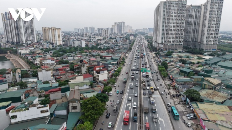 Tại nút giao Nguyễn Trãi - Khuất Duy Tiến, tình trạng đông đúc diễn ra từ đầu giờ chiều. Hướng lên đường trên cao Vành đai 3 luôn trong tình trạng quá tải, các phương tiện phải di chuyển chậm. Đây là tuyến chính kết nối đi Pháp Vân - Cầu Giẽ và các tỉnh phía Nam.