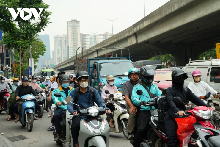 Tại đường Nguyễn Xiển cho thấy mật độ giao thông tăng mạnh trước kỳ nghỉ lễ. Nhiều phương tiện xếp hàng dài để lên đường trên cao Vành đai 3. Người dân mang theo hành lý lỉnh kỉnh, vội vã rời thành phố.