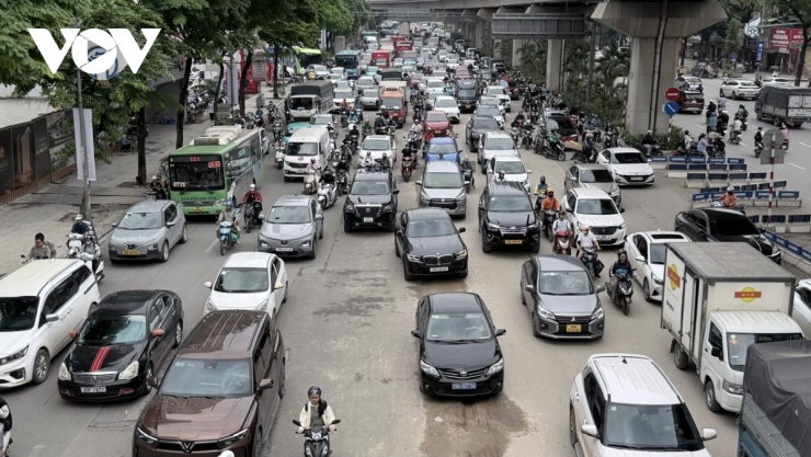 Trên trục Nguyễn Trãi - Khuất Duy Tiến, cảnh tượng đông đúc diễn ra kéo dài nhiều giờ. Dòng xe đổ dồn về đường trên cao Vành đai 3, hướng đi Pháp Vân - Cầu Giẽ và Hải Phòng.