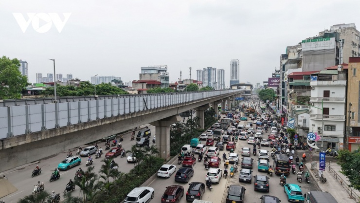 Tại đường Nguyễn Trãi, từng dòng xe máy, ô tô nối đuôi nhau hướng về Khuất Duy Tiến để lên Vành đai 3. Theo ghi nhận thực tế, lượng phương tiện tăng cao khiến giao thông nhiều đoạn di chuyển chậm. Người dân tranh thủ rời Hà Nội từ sớm để tránh ùn tắc khi đi các tuyến về phía Nam và Hải Phòng.