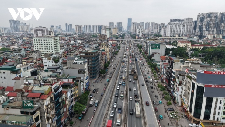 Dòng xe nối dài, di chuyển chậm hướng lên đường trên cao Vành đai 3.