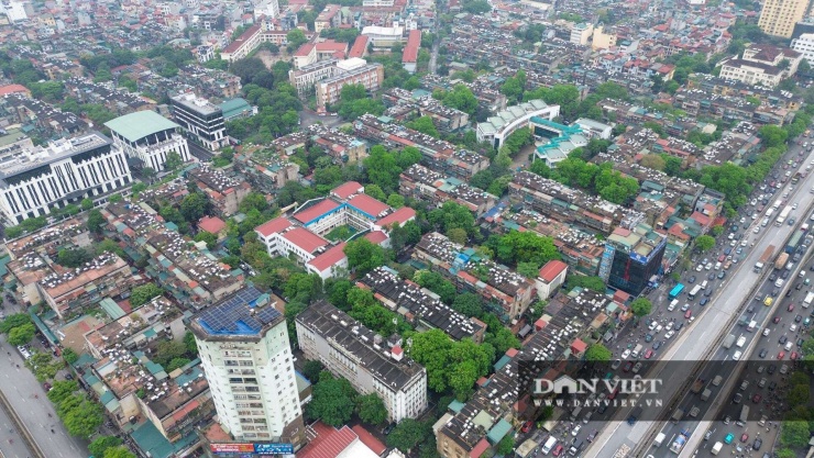 Khu tập thể Thanh Xuân Bắc (phường Thanh Xuân, Hà Nội) gồm 60 tòa nhà 5 tầng, xây dựng giai đoạn 1978-1987.&nbsp;Trải qua hơn 4 thập kỷ, do hệ thống cung cấp nước sinh hoạt nguyên bản thường xuyên yếu hoặc không đáp ứng đủ nhu cầu, các hộ dân tại đây đã tự trang bị bồn chứa nước riêng.