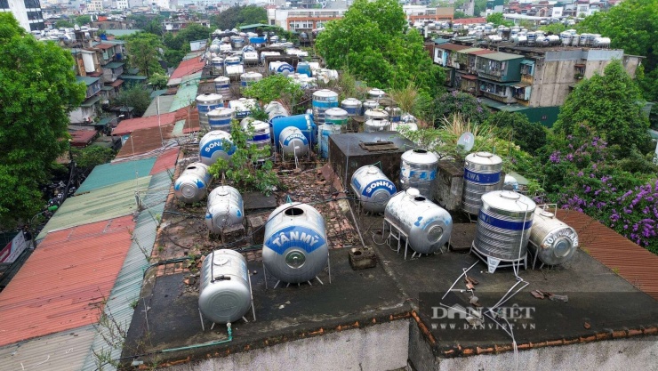 Theo ước tính, có tới hàng nghìn chiếc bồn nước với dung tích trung bình từ 500 đến 2.000 lít được lắp đặt san sát nhau.