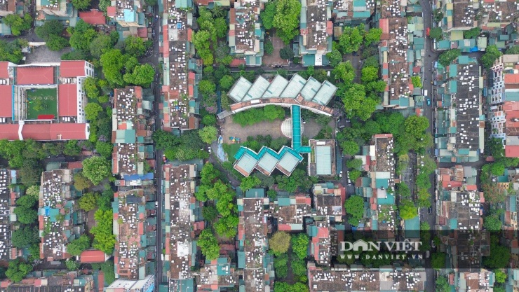 Nhìn từ trên cao, cảnh tượng khiến nhiều người không khỏi choáng ngợp và lo lắng là một "ma trận" bồn nước inox đan xen chằng chịt trên nóc các nóc nhà.&nbsp;