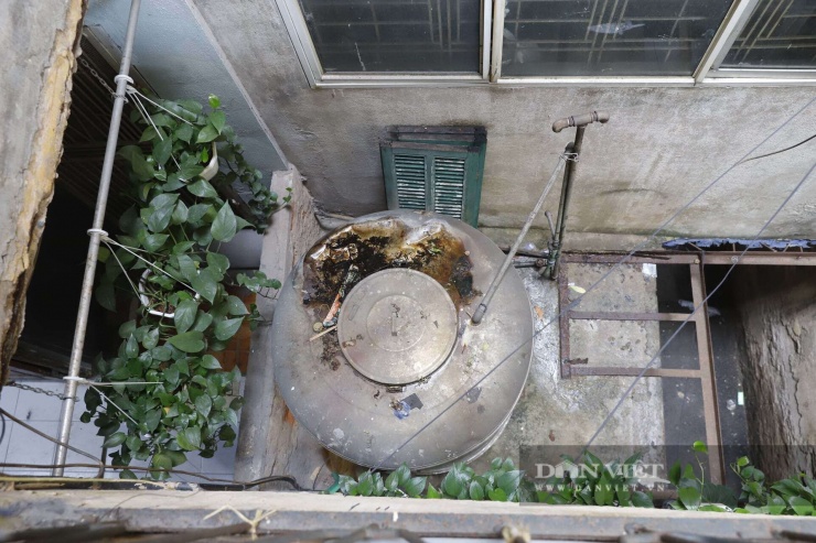 Không chỉ nằm trên nóc tầng thượng, nhiều bồn nước còn được người dân treo lơ lửng, hàn gá tạm bợ trên các bệ sắt nhô ra từ ban công hoặc lồng sắt cơi nới ("chuồng cọp").