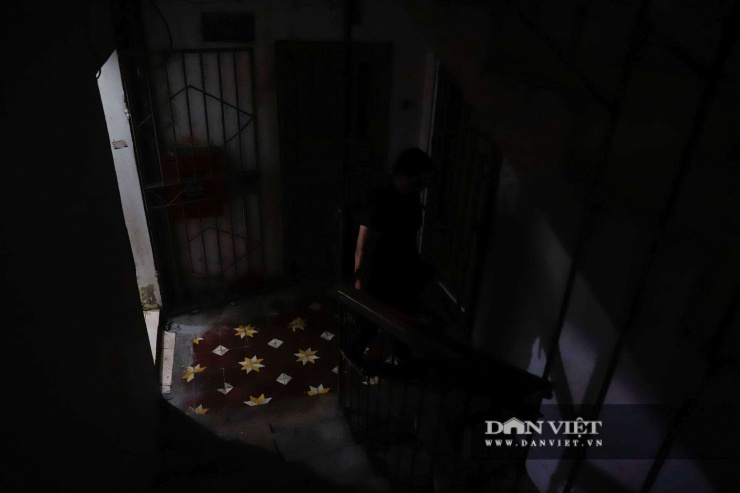 Bên trong nhiều tòa nhà, hành lang đều tối om.