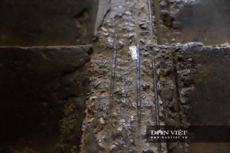 Lớp vữa trát tường bong tróc, nham nhở vết rêu mốc. Cấu trúc nguyên bản bị băm nát bởi mạng lưới "chuồng cọp" tự phát xuất hiện dày đặc tại các tầng cao. Để mở rộng không gian sống chật hẹp, nhiều hộ gia đình đã cơi nới lồng sắt và bê tông vươn ra ngoài từ 4-5m so với diện tích gốc, tạo ra những khối tải trọng dị dạng treo lơ lửng giữa không trung.