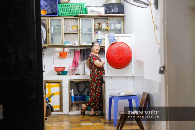 Bà Lợi (Cư dân sống ở tòa A10, P101) cho biết: "Căn hộ của tôi rộng khoảng 30m2, hiện đang có 5 người ở. Trong thời gian 40 năm sinh sống, tôi đã phải 5 lần sửa nhà. Lần sửa mới nhất cách đây 2 tháng, và tôi đã phải chi hơn 30 triệu đồng để sửa. Mới đây lại nghe thông tin phá dỡ, xây dựng lại, tôi rất mừng, nhưng không biết đến bao giờ mới được triển khai".