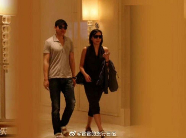 Cánh săn ảnh từng tóm gọn cặp tài tử - quản lý này đi vào khách sạn với nhau. Sina.