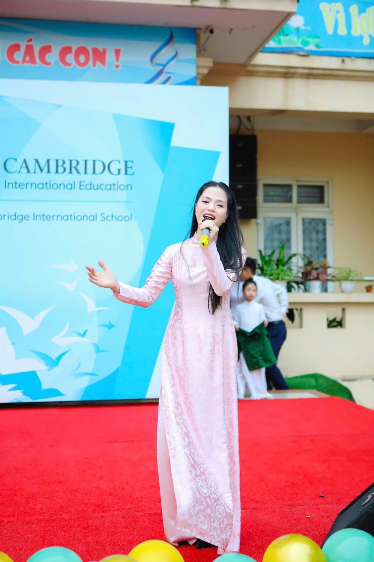 Thanh Huyền hiện đang là giáo viên chủ nhiệm lớp 2 của trường. Cô yêu thích ca hát từ nhỏ.