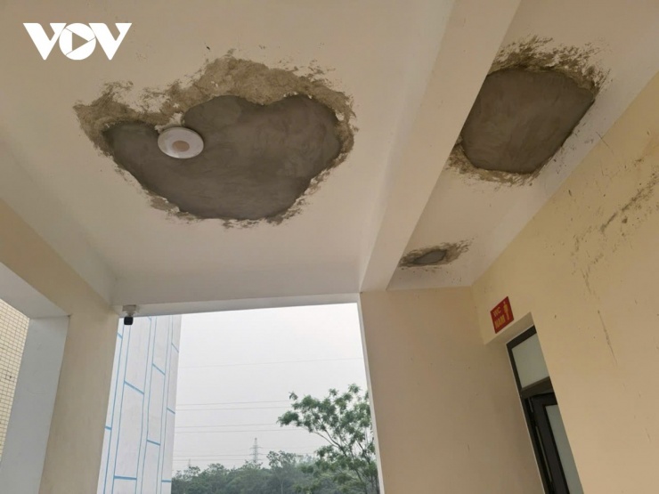 Nhiều mảng vữa trần mois được sửa vá nham nhở.