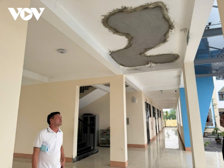 Đại diện kỹ thuật Công ty Tuấn Phúc chỉ những vị trí mà đơn vị mới "mông má" lại.