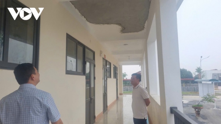 Dọc hành lang 2 dãy lớp học có nhiều vết mới sửa chữa.