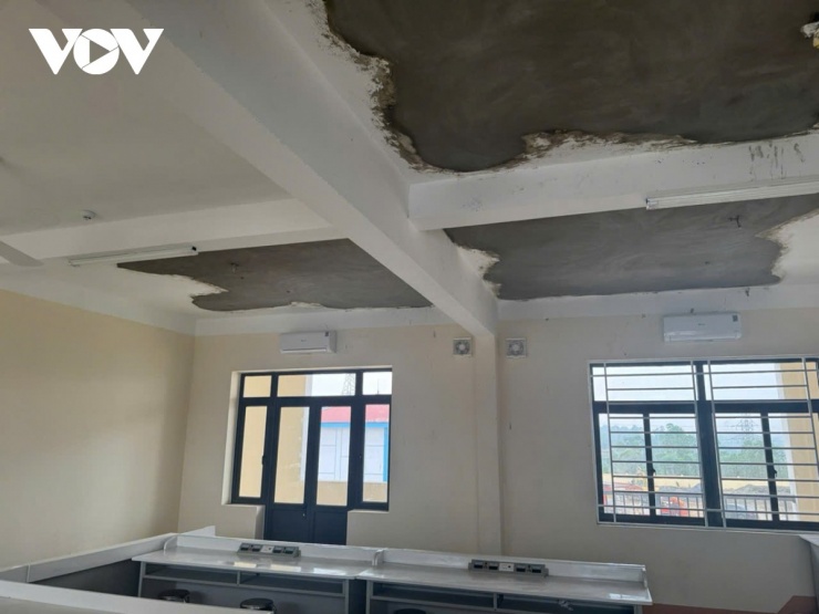 Trong nhiều phòng học, từng mảng trần bê tông lớn mới được trát lại.