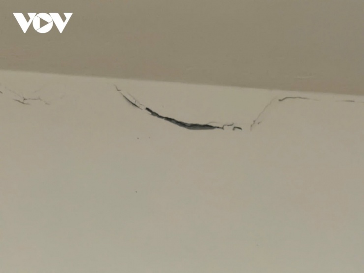 Những vế nứt giữa tường với cổ trần.