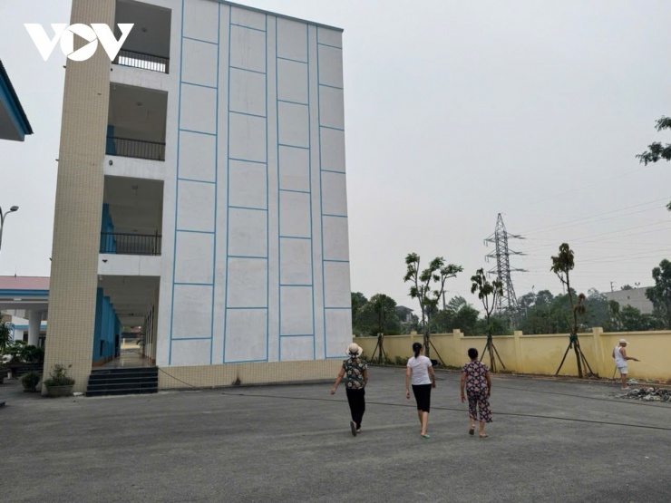 Người dân cho biết, cảm thấy lo lắng về chất lượng thi công công trình được đầu tư rất nhiều tiền này.