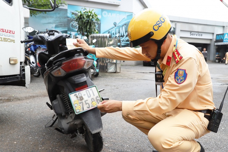 Cụ thể, 27 nhóm hành vi bị nghiêm cấm theo Luật Trật tự, an toàn giao thông đường bộ như sau: