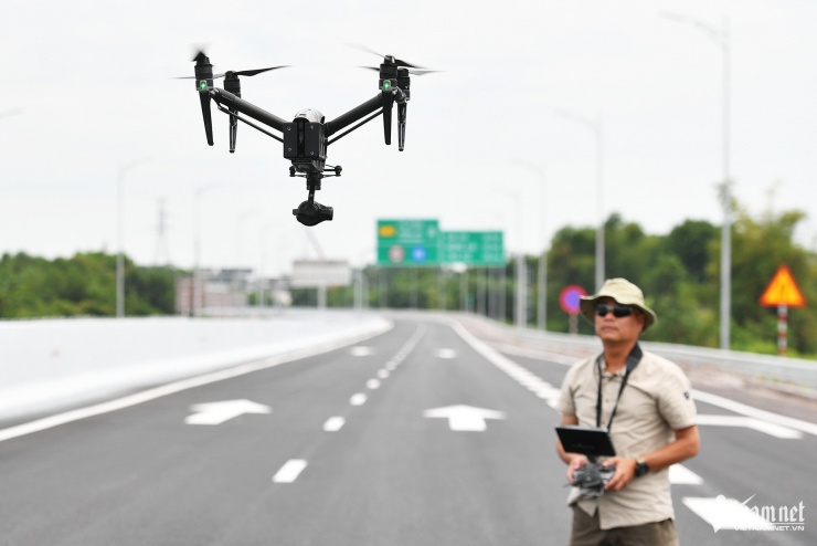 Không chỉ các nhóm hành vi gây ảnh hưởng trực tiếp đến an toàn giao thông, một số hành vi như điều khiển vật thể bay, tàu bay không người lái, flycam... trong phạm vi khổ giới hạn đường bộ gây nguy hiểm cũng bị nghiêm cấm. Ảnh: Nam Khánh