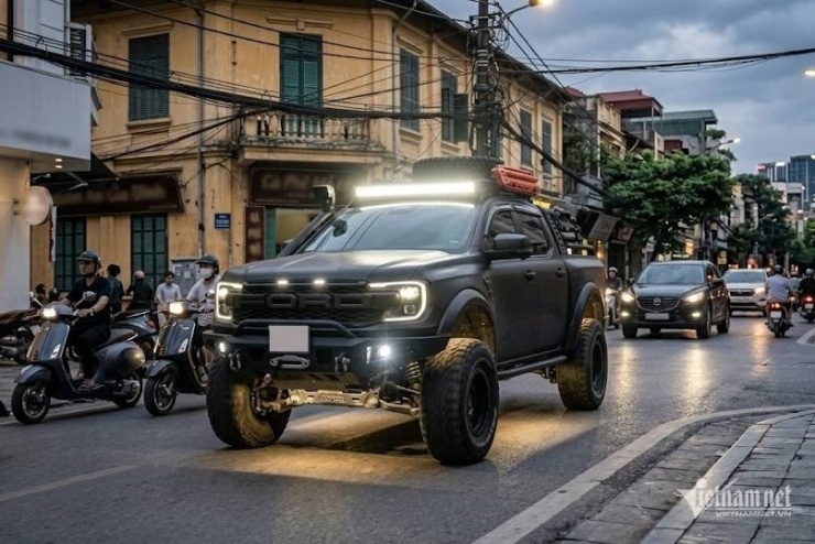 Luật hiện hành nghiêm cấm các hành vi lắp đặt, sử dụng thiết bị âm thanh, ánh sáng trên xe cơ giới gây mất trật tự, an toàn giao thông. Ảnh minh hoạ