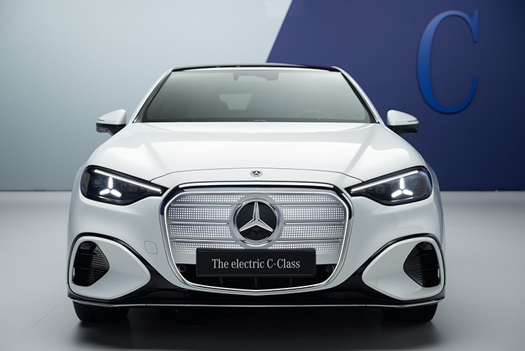 Mercedes-Benz gây chấn động với C-Class thuần điện đầu tiên