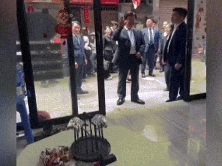 Đang đi gội đầu, cô gái bất ngờ gặp Tổng thống Hàn Quốc