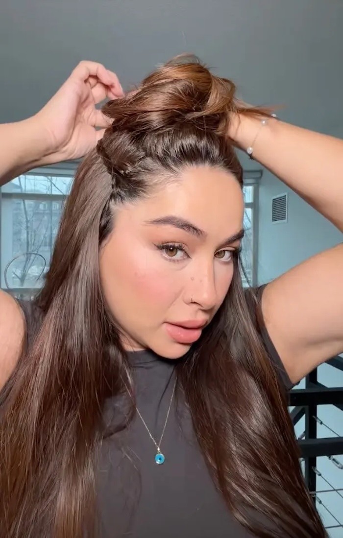 Fro Moniz gây sốt trên TikTok sau khi chia sẻ cách cô tự thực hiện nâng cơ mặt mini 0 đồng.