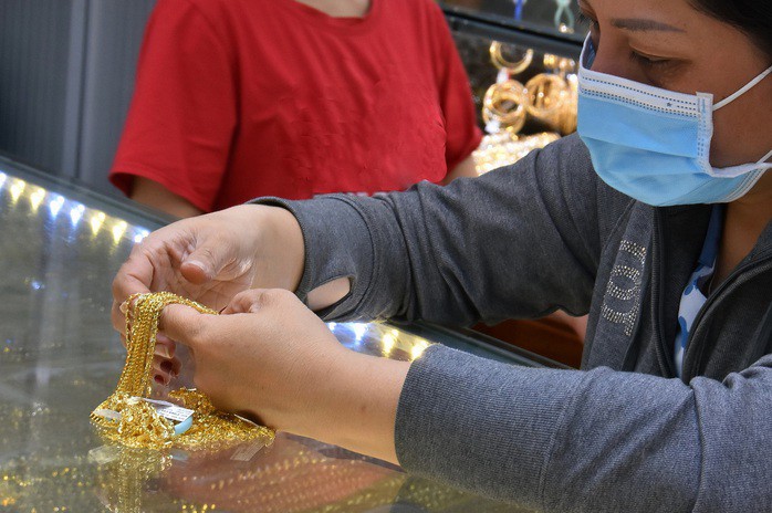 Giá vàng hôm nay tiếp tục suy yếu