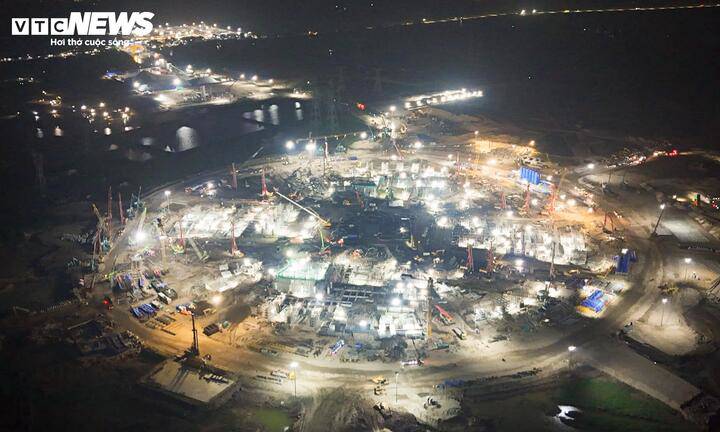 Đại công trường rực sáng xuyên đêm, tăng tốc xây sân vận động lớn nhất thế giới - 3