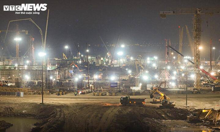 Đại công trường rực sáng xuyên đêm, tăng tốc xây sân vận động lớn nhất thế giới - 4