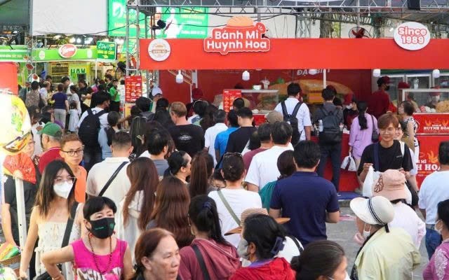 Hình ảnh ùn ùn đi thưởng thức bánh mì tại lễ hội ở trung tâm TPHCM tối 23-4 - 9