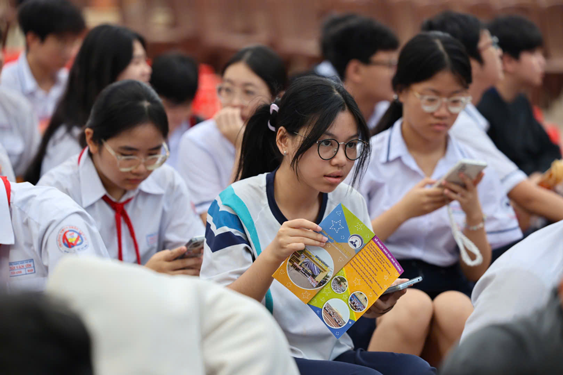 Học sinh lớp 9 tìm hiểu thông tin về tuyển sinh lớp 10 tại TP HCM .Ảnh: QUANG LIÊM