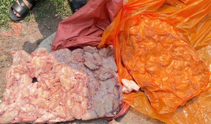 Hơn 10,5 tấn cánh gà, chân gà đông lạnh bốc mùi, bị hư hỏng trong kho ở phường Móng Cái. Ảnh: Công an cung cấp