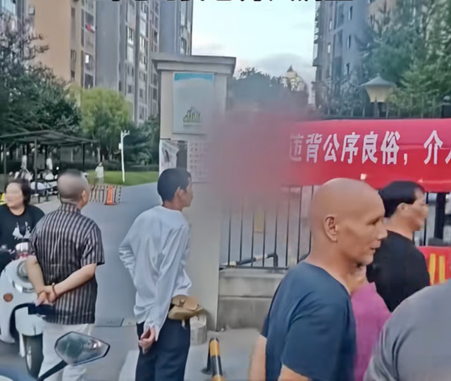 Băng rôn tố cáo ngoại tình của người vợ khiến dân cư không khỏi tò mò.