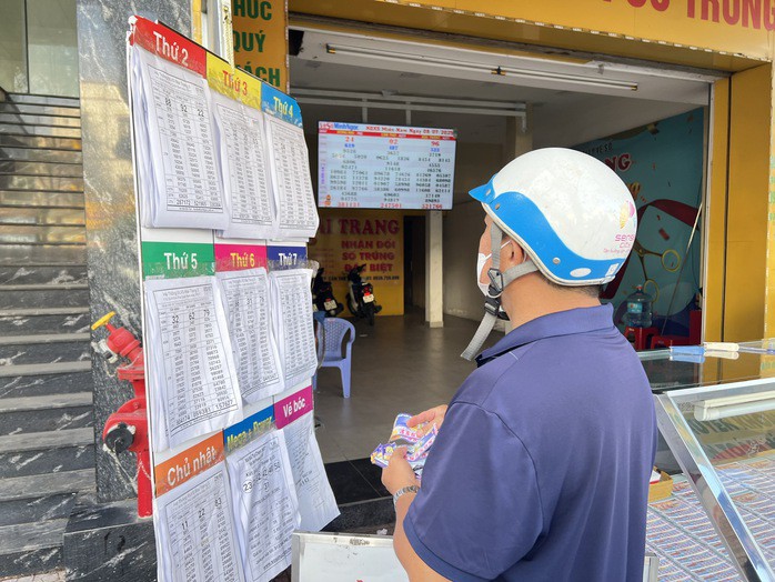 Người mua dò vé số tại một đại lý ở Cần Thơ