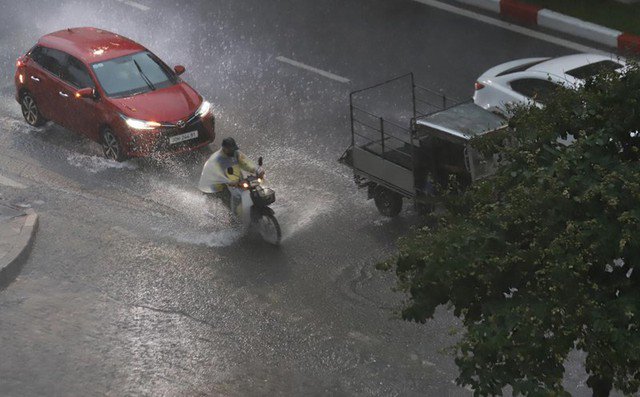 Cảnh báo mưa dông mạnh ở Hà Nội.